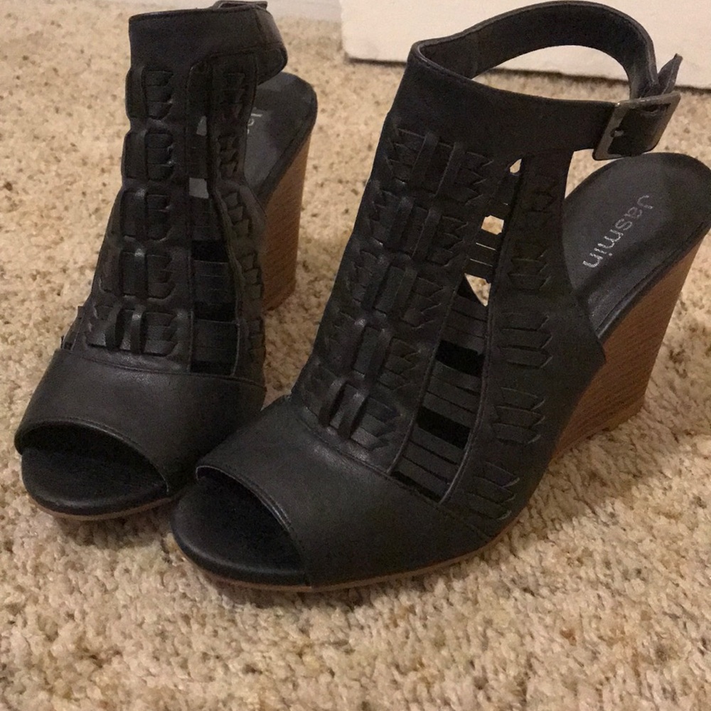 Black wedges